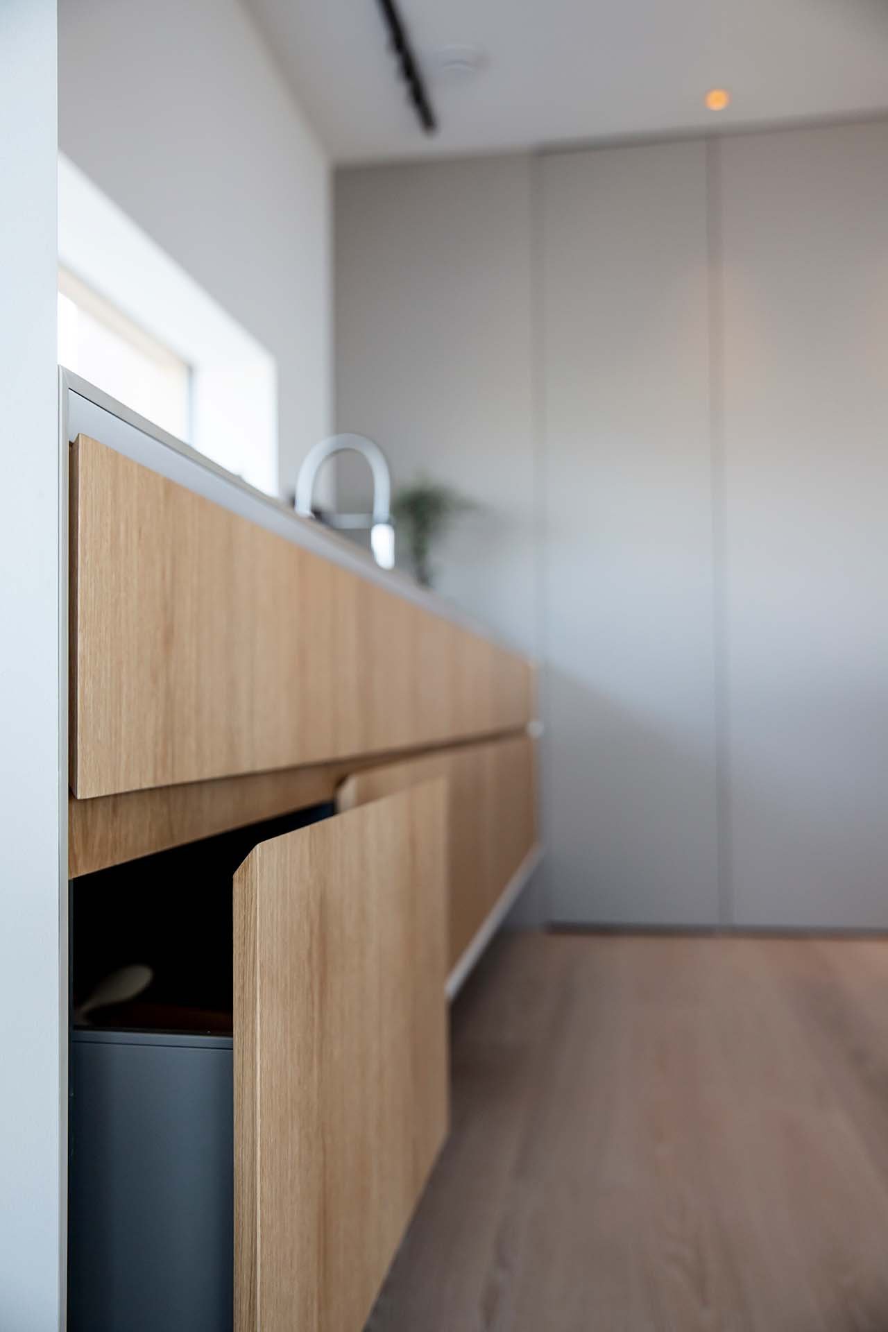 Bänkbelysning i villa fernströms minimalistiska kök – integrerad LED-belysning under överskåpen