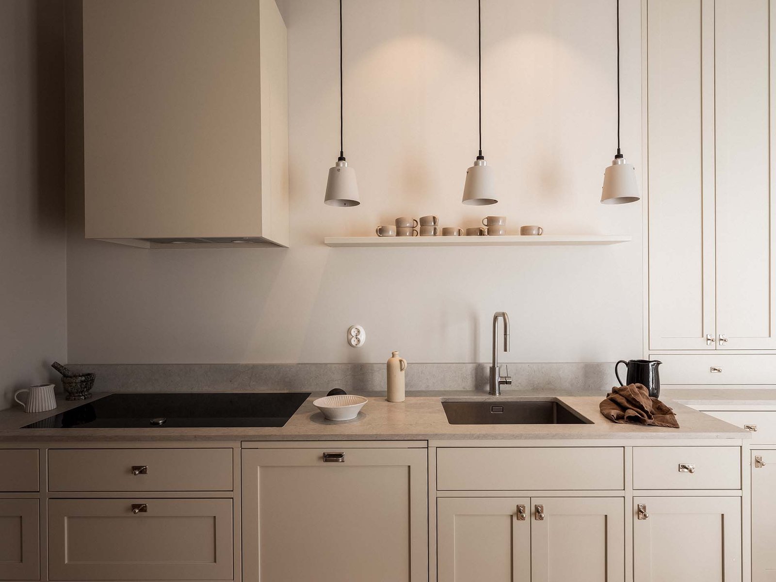 Bänkskiva i shakerstil kök i sekelskifteslägenhet – exklusiv natursten som arbetsyta